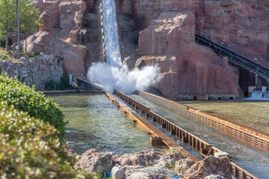 Eğlence parkında su ve sıçrama darbe
