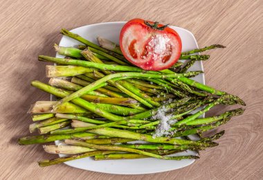 Pişmiş yeşil kuşkonmaz ve kırmızı bir demet yukarıdan görünümü 