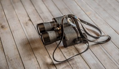 Ahşap bir yüzeyüzerinde izole küçük siyah dürbün