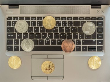 Klavye, bitcoin, ripple, ethereum, dash, iota, monero üzerinde çeşitli kripto para birimleri ile Laptop. Cryptoecomomy kavramı.