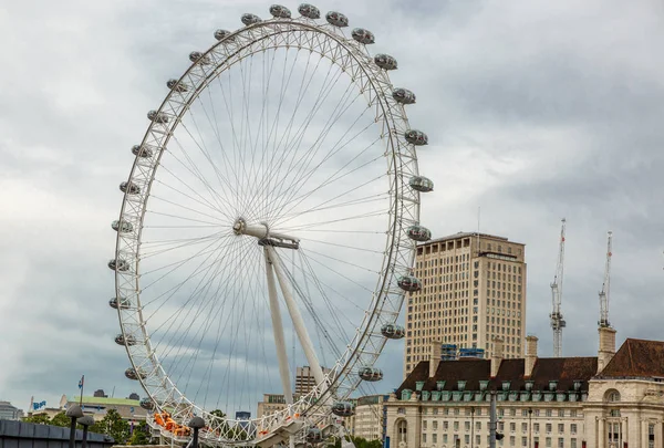 The London Eye is the most iconic London tourist attraction. United Kingdom. — Stock Photo, Image