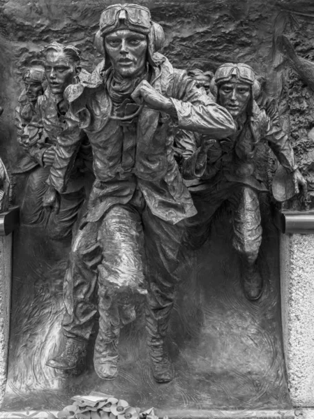 View of the Monument to the Battle of England in London. It is a sculpture on the embankment of Victoria overlooking the River Thames — Stock Photo, Image