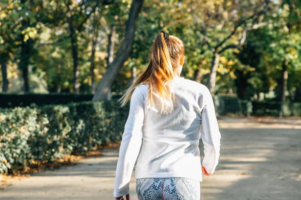 Vue Arrière Une Coureuse Faisant Exercice Dans Parc Avec Beaucoup — Photo