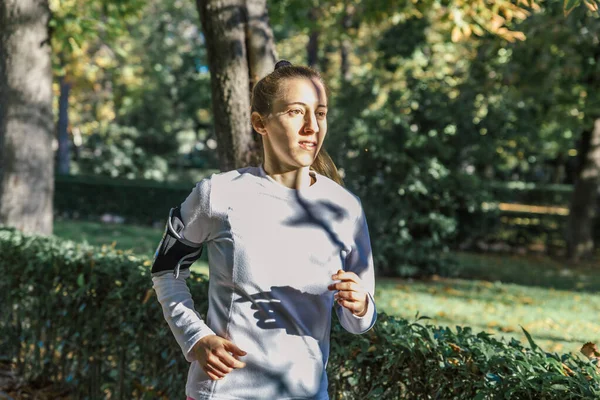 Femme Athlète Caucasienne Pratique Courir Vêtements Blancs Travers Milieu Parc — Photo