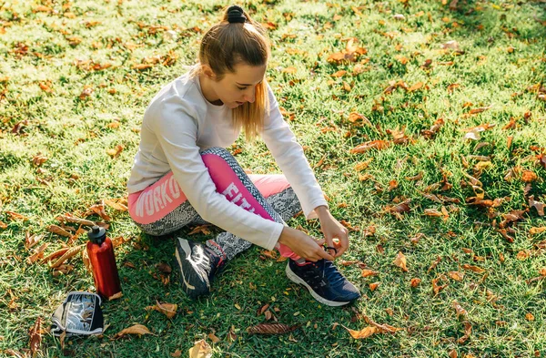 Atleta Chica Con Ropa Fitness Ata Sus Cordones Zapatos Sentado — Foto de Stock