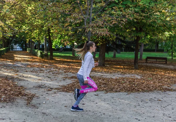 Caucasien Blond Fille Courir Dans Parc Pour Être Forme Sur — Photo