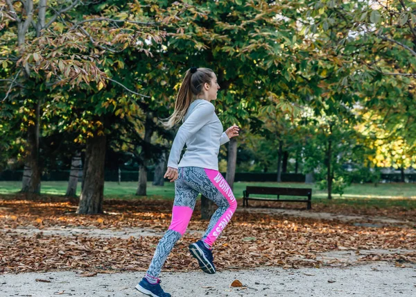 Atleta Mujer Corre Parque Para Estar Forma Día Otoño — Foto de Stock