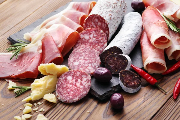 Plat de viande délicate de confiture et fuet de saucisse séchée sur une table en bois . — Photo