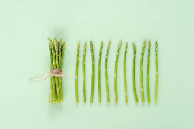 Açık yeşil arka planı üzerinde kuşkonmaz.