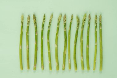 Açık yeşil arka planı üzerinde kuşkonmaz.