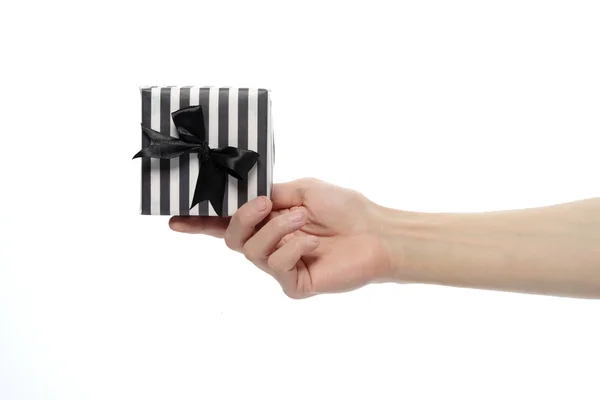 Αρσενικό χέρι δίνοντας ένα κουτί με ένα δώρο σε ένα λευκό απομονωμένο φόντο. — Φωτογραφία Αρχείου