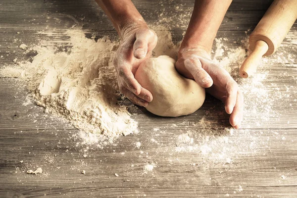 Hände Mehl Hausgemachten Teig Nahaufnahme Kneten Stockbild