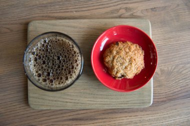iştah açıcı kahve ve kurabiye ahşap tahta tepesinde görüntülemek