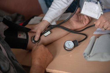 Hemşire bir sağlık kliniği kan basıncı kontrol