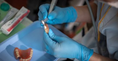 diş asistanı el ile eski protez el ile Temizleme