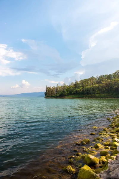 Πανέμορφο Aqua Νερό Στην Άκρη Λιμνών Όμορφη Ακτογραμμή — Φωτογραφία Αρχείου