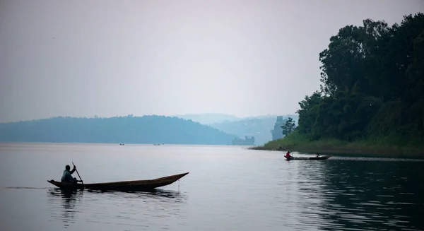 Sylwetka Dug Out Afryki Drewnianych Canoe Jeziora Kiwu Kongo — Zdjęcie stockowe