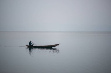 bir kazdık Gölü kivu Kongo'da üzerinde Afrika Ahşap Kano dışarı silüeti