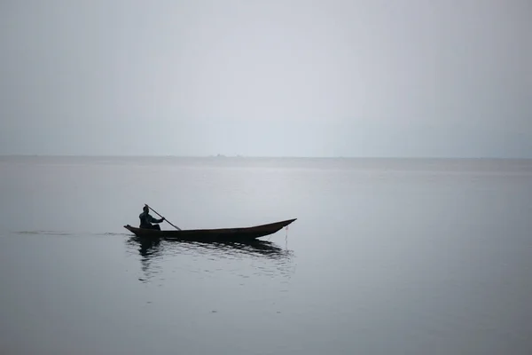 Silhouette Eines Ausgegrabenen Afrikanischen Holzkanus Auf Dem Kivu See Kongo — Stockfoto