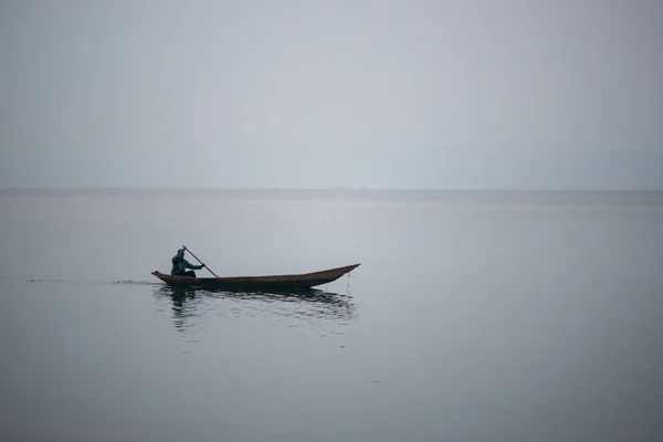 Silhouette Eines Ausgegrabenen Afrikanischen Holzkanus Auf Dem Kivu See Kongo — Stockfoto