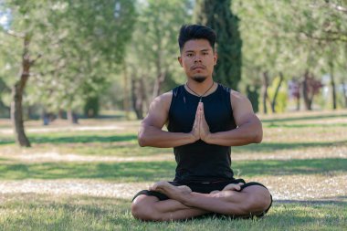 parkta yoga yapan latin adam