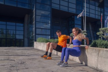 çift şehir caddesinde triceps daldırma egzersiz yapıyor