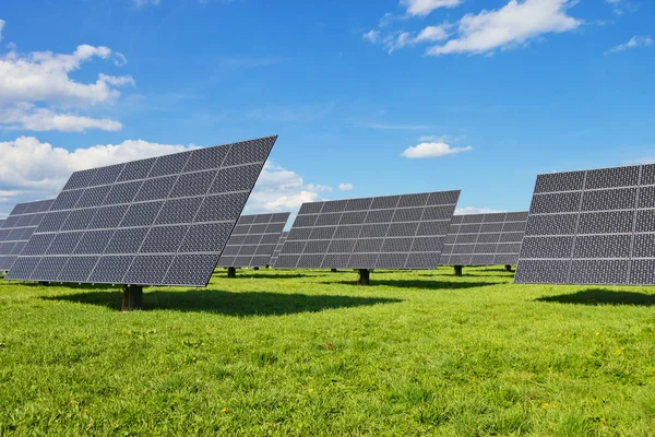 Solar Power Plant Green Meadow — Stock Photo, Image
