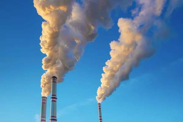 石炭火力発電所の煙台 — ストック写真
