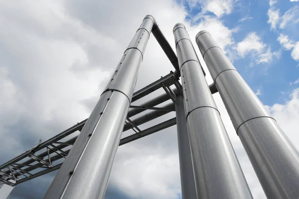 Tubos Industriales Brillantes Bajo Cielo Nublado — Foto de Stock