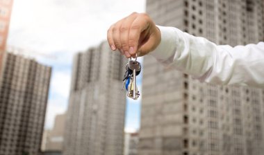 Erkek el tuşları yeni ev sitesi backound üzerinde tutarak closeup görüntü