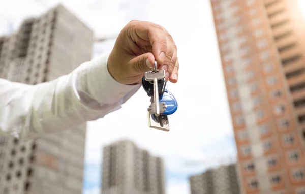 Närbild bild av affärsmannen handen håller nycklarna från nya lägenhet. Begreppet fastighetsinvesteringar — Stockfoto