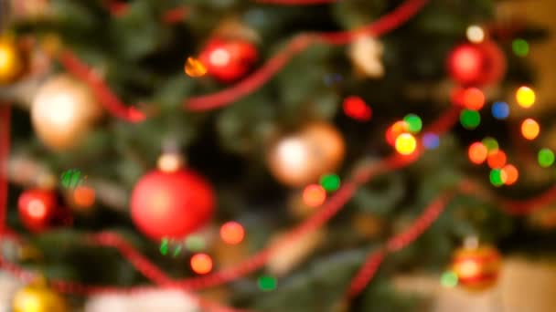 4k filmati sfocati di albero di Natale decorato e luci colorate — Video Stock