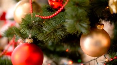 Parlak ve renkli baubles hareketli kamera görüntülerini closeup 4k Noel ağacı ışıkları