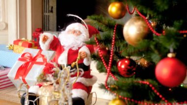 4 k şekil Noel Baba ve christams ağaç ile renkli ışık ve babubles odaklanan kamera görüntülerini