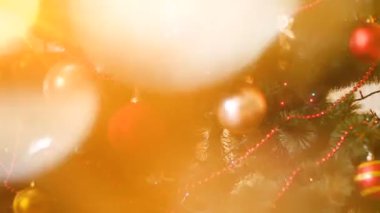 4 k video bulanık parlayan bokeh dekore edilmiş Noel ağacı üzerinde soyut. Noel ve yeni yıl için mükemmel görüntüleri