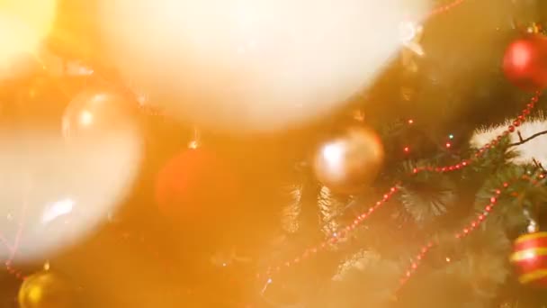 Abstract 4 k video van wazig gloeiende bokeh over versierde kerstboom. Perfecte beelden voor Kerstmis of Nieuwjaar — Stockvideo