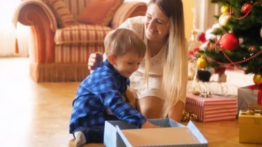 sevimli küçük çocuk peluş oyuncak sarılma 4 k video o Noel için alınan