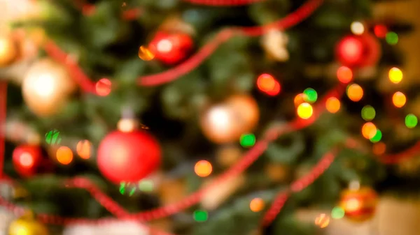 Imagen borrosa de primer plano del árbol de Navidad decorado — Foto de Stock