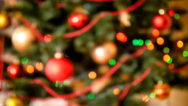 Fondo desenfocado con luces coloridas borrosas y árbol de Navidad decorado — Foto de Stock