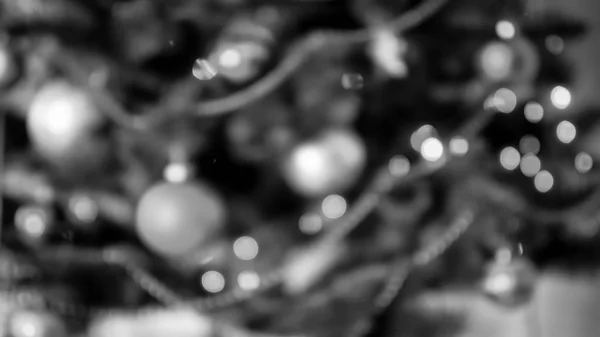 Svart och vitt suddig bild av dekorerad julgran — Stockfoto