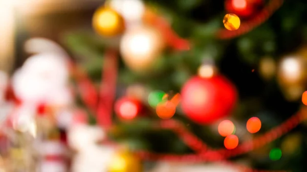 Nahaufnahme abstraktes verschwommenes Bild von bunten Kugeln, die am Weihnachtsbaum hängen — Stockfoto
