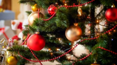 Güzel arka plan ile dekore edilmiş Noel ağacı kış tatilleri için