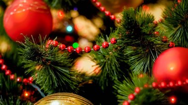 Kırmızı parlak boncuk ve Noel ağacı üzerinde renkli baubles portre fotoğrafı