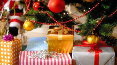 Santa hediyeler ve presents oturma odası, Noel ağacının altında yalan yığını