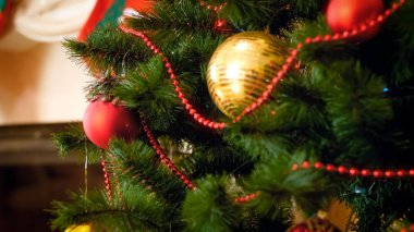 Portre resim Noel ağacının dekore edilmiş boncuklar, baubles ve çelenk