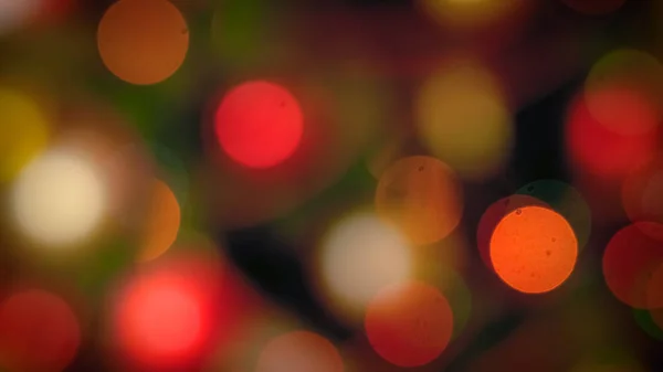 Abstrakt bild av bokehs från färgglada lampor på julgran — Stockfoto