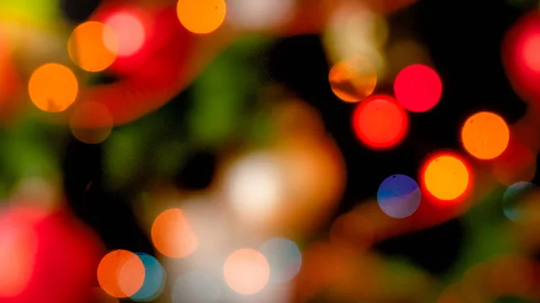 从圣诞树中提取彩色光 bokehs 的抽象形象 — 图库照片