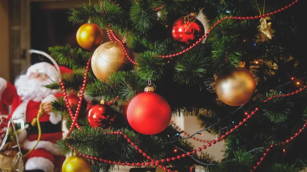 Vackra vinter semester backgorund med smyckad julgran och Santa på slädar — Stockfoto
