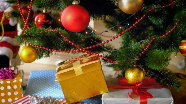 Foto de primer plano de un montón de cajas de regalo bajo el árbol de Navidad en la sala de estar —  Fotos de Stock
