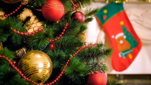 Güzel kış tatil arka plan ile dekore edilmiş Noel ağacı ve asılı çorap hediye — Stok fotoğraf